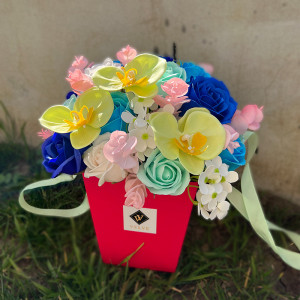 Cosulet Prinsess cu trandafiri, orhidee, eucalipt so hortensii roz- blue-albastru