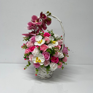 Aranjament floral cu 63 de trandafiri din sapun, 4 orhidee si alte accesorii