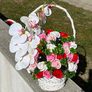 Cosulet Royal Orchid, cu trandafiri de sapun de sapun, accesorizati cu flori si plante artificiale, rosu-alb-verde