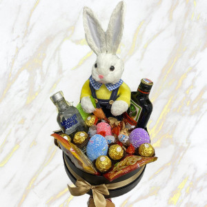 Cutie cadou pentru Paste, miniaturi bauturi si dulciuri