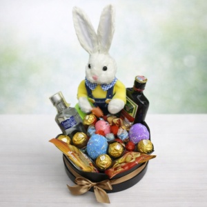 Cutie cadou Paste Bunny Deluxe cu Jagermeister, Vodka Absolut, Ferrero Rocher, dulciuri Kinder si iepuras din plus