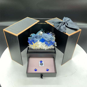 Cutie cu bijuterii, cercei si pandantiv cu cristale swarovski, trandafiri albastrii si hortensii criogenate, Ø 13 X 13 X 17 - Img 3
