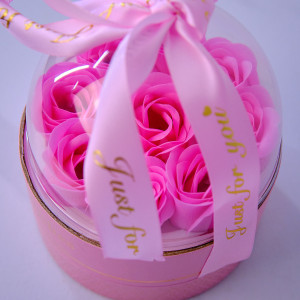 Set elegant din 2 piese, cu trandafiri de sapun in cupola si accesoriu, in cutie cadou, roz