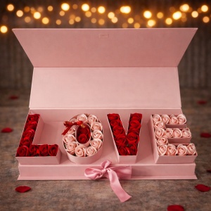 Cutie florala Luxury Breeze cu trandafiri din sapun, legare cu panglica satinata si text "LOVE", Roz - Img 2