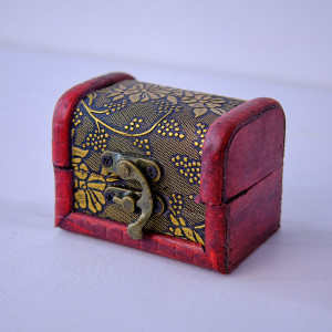 Cutie pentru accesorii, in forma de cufar din lemn 8 x 6 x 6