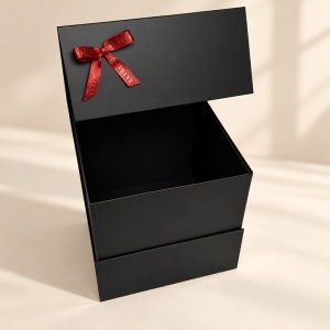 Cutie pentru cadou Black Elegance, neagra cu panglica si fundita, 26x25 cm - Img 3