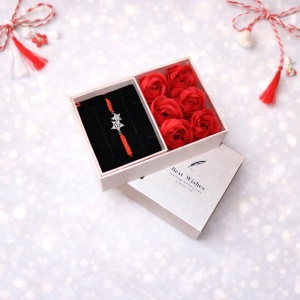 Cutiuta roz cu trandafiri de sapun rosii si martisor bratara - Img 2