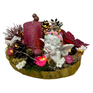 Decoratiune handmade Christmas LED, cu lumanare decorativa, figurina ingeras din ceramica, conuri si ramuri de brad, globuri si licheni, pe suport de lemn, Roz