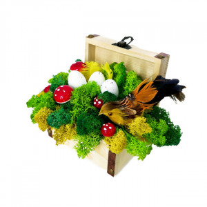 Decoratiune handmade cu licheni stabilizati si elemente de decor: oua, gainusa si ciupercute, in cufar de lemn, 12x8 cm
