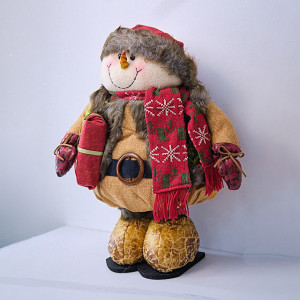 Decoratiune tematica, Om de Zapada imbracat festiv cu cadou, 45cm