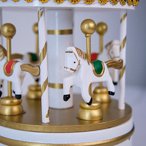 Decoratiune tip Caruselul Muzical „Carnavalul Bucuriei”, Auriu