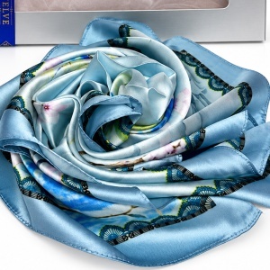Esarfa premium dama cu imprimeu floral delicat, 70 x 70 cm, Bleu - Img 3