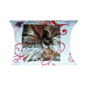 Martisor esarfa din satin, imprimeu floral crem, accesorizata cu brosa trifoi