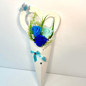 Aranjament floral, vestirea primaverii cu 3 trandafiri din sapun si margaritari, albastru-turcoaz