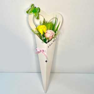 Aranjament floral, vestirea primaverii cu 3 trandafiri din sapun si margaritari, verde-galben-roz