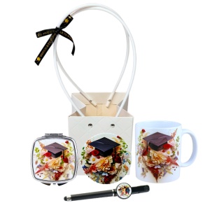Pachet absolvire 2026 cu cana ceramica, oglinda de buzunar, pix touchscreen si magnet decorativ, in punga festiva