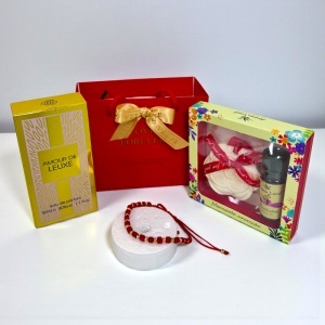 Pachet Amour de Leuxe, cu parfum, set aromatic cu figurina parfumata si ulei, bratara rosie si punga cadou - Img 2