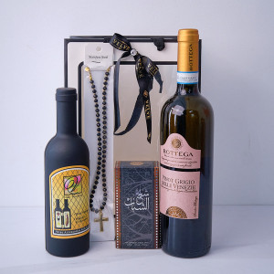 Pachet aniversar Bar Party, cu accesorii bar in cutie tematica, parfum arabesc Sheikh al Shabab by Ard al Zafaaran, Vin Bottega Pinot Grigio Delle Venezie Rose si rozariu din inox, in punga asortata