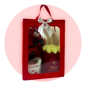 Set cadou Bright, aranjament floral cu 9 trandafiri din sapun fosforecenti, ursulet de plus, Raffaello si ambalaj cadou, Rosu