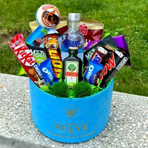 Pachet Delice, in cutie bleu de catifea, Absolut 200ml, Jagermeister 50ml, Snickers 50gr, Lion 42gr, Mars 51gr, My Motto 30gr, Joe 46gr, Ritter 100gr, Caju 100gr si minge decor