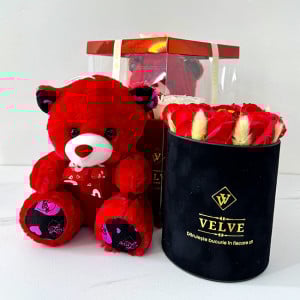 Pachet cadou pentru indragostiti, A Drop of Love, ursulet de plus 21 cm si aranjament floral cu noua trandafiri de sapun si lagurus criogenat, ambalate in cutie deosebita 