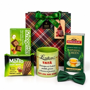 Pachet cadou pentru tata, Green Edition, cu cana cu mesaj, papion verde, ceai si dulciuri