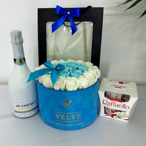 Pachet cadou Splendor, cu Vin spumant JP. Chenet Ice Edition 0,75l, Praline Raffaello si aranjament floral cu trandafiri de sapun in punga de cadou 2