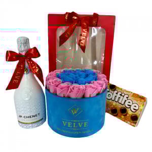 Pachet cadou Splendor, cu Vin spumant JP. Chenet Ice Edition 0,75l, Praline Toffifee si aranjament floral cu trandafiri de sapun in punga de cadou2