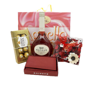 Pachet HappyEaster, Mateus The Original Rose, Panettone Agnello de 850g, praline Ferrero, flori uscate parfumate si un portofel de dama din piele naturala