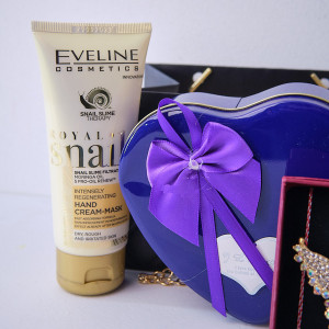 Pachet cadou Tenderness, cu brosa fluture, crema pentru maini Eveline Royal Snail 100ml, ciocolata Ritter Sport Cacao Mousse 100gr si cutie metalica cu trandafiri de sapun si ursulet plus, in punga eleganta tip poseta, Albastru indigo 3