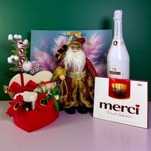 Pachet Christmas Delight, cu ciocolata asortata Merci, decoratiune Mos Craciun, vin spumant Angelli Elegance si aranjament floral festiv, in punga cadou - Img 2