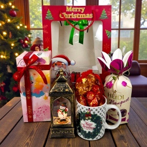 Pachet Christmas Delight, cu felinar decorativ, cană tematică umplută cu bomboane si praline Heidi Bouquet, in punga cadou - Img 3