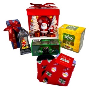 Pachet Christmas Delight, cu felinar decorativ, ciocolata After Eight, sosete de Craciun pentru femei si ceai, in cutie decorativa cadou