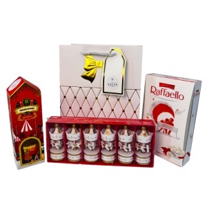 Pachet Christmas Delight, cu odorizant de camera, set 6 decorațiuni de brad în formă de carusel si praline Raffaelo 80g, in punga cadou