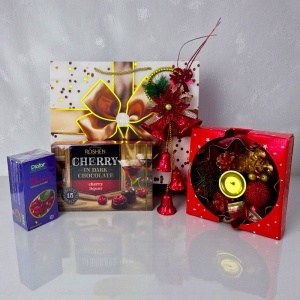 Pachet Christmas Delight, cu praline Roshen Cherry, cutie ceai, set decorativ cu lumânare, in punga tematica - Img 2
