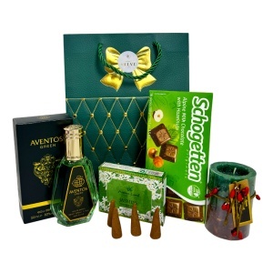 Pachet Christmas Green Deluxe, pentru barbati, cu parfum, lumanare festiva, ciocolata si set de conuri parfumate, in punga cadou eleganta