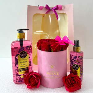 Pachet Eyup,  aranjament cu 9 trandafiri rosii de sapun, in cutie roz de catifea, spray de corp 250ml Eyup Sabri-Tuncer, gel dus 750ml Eyup Sabri-Tuncer, in punga cadou