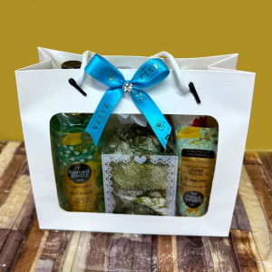 Pachet cadou Eyup, spray de corp 250ml Eyup Sabri-Tuncer, crema de maini si de corp 50ml Eyup Sabri-Tuncer, praline Raffaello 40gr, esarfa,  in punga cadou, Albastru