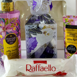 Pachet cadou Eyup, spray de corp 250ml Eyup Sabri-Tuncer, crema de maini si de corp 50ml Eyup Sabri-Tuncer, praline Raffaello 40gr, esarfa, in punga cadou, Mov