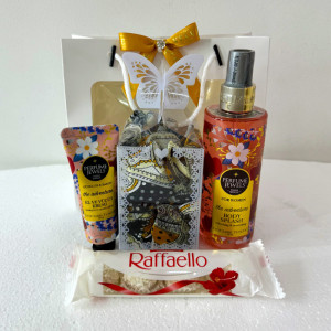 Pachet cadou Eyup, spray de corp 250ml Eyup Sabri-Tuncer, crema de maini si de corp 50ml Eyup Sabri-Tuncer, praline Raffaello 40gr, esarfa, in punga cadou, Auriu