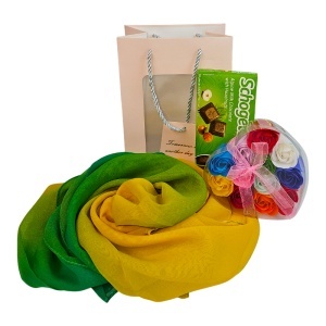 Pachet ForYou, esarfa dama, ciocolata, cutie inima cu 12 trandafiri multicolori din sapun, in punga cadou - Img 5
