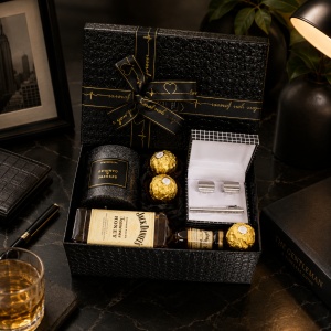 Pachet GiftDay pentru barbati, o sticla de Jack Daniel's Honey 200ml, cutiuta cu butoni si ac pentru cravata, Lumanare si 3 Praline Ferrero, in cutie neagra, 21x14x9 cm - Img 3