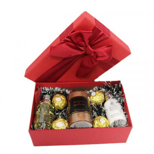 Pachet GiftDay pentru dama, Lumanare, Gel de dus Molton Brown Orange Bergamote 50ml, Lotiune de corp Vetiver Grapefruit 50ml si 4 Praline Ferrero, in cutie rosie, 19.5x12x6.5 cm