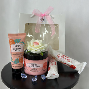 Pachet GiftDay pentru dama, Unt de corp 200ml, Crema de maini 100ml,praline Raffaello 80gr si un trandafir de spuma in punga cadou - Img 6