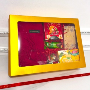 Pachet Merry Christmas, cu Sal rosu subtire, lumanare parfumata, parfum arabesc Raghba 50ml, ceai plicuri Fares, decoratiune glob, baton ciocolata Rosen 29 g, in cutie cadou