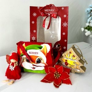 Pachet cadou Merry Christmas, cutie poseta cu dulciuri Roshen, figurina luminoasa in forma de bradut, din lemn, ingeras din plus si floare decorativa, in cutie cadou, Rosu
