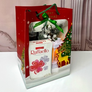Pachet cadou Merry Christmas, praline Raffaello 80gr, set Vivian Gray Luxury, decoratiuni craciun, amblate in punga cadou imprimeu sarbatori