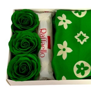 Pachet Mystery Green cu esarfa, 3 trandafiri de sapun si praline Raffaello 40g - Img 4