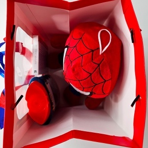 Pachet pentru copii cu jucarie de plus Spiderman, Kinder Chocolate si gel de dus, in punga cadou - Img 5