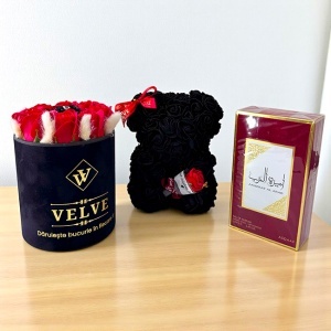 Pachet pentru indragostiti, Berny, aranjament floral cu trandafiri de sapun, parfum arabesc si ursulet floral, Negru-Rosu - Img 2